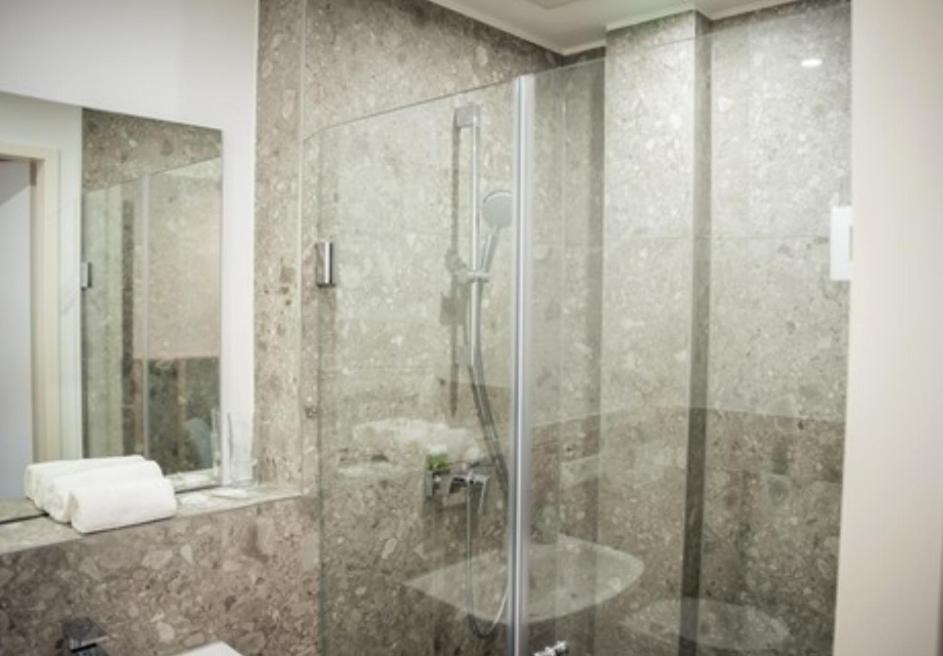 Vis A Vis Hotel 4*